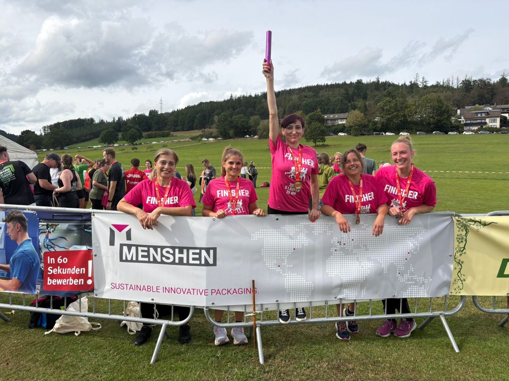 MENSHEN-Läuferinnen beim Sauerland Feel Good Staffellauf mit Medaillen und Staffelstab